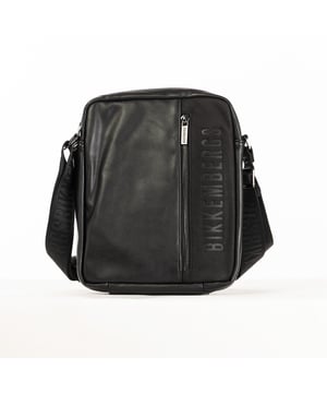 Die Herrenhandtasche von Bikkembergs ist ein praktisches und modernes Accessoire für alle, die einen funktionalen Stil suchen, ohne auf Eleganz zu verzichten. Gekennzeichnet durch ein minimalistisches Design und raffinierte Details, bietet sie Platz und Komfort für kleine Alltagsgegenstände. Die Bikkembergs-Tasche ist ideal für den dynamischen und detailverliebten Mann, der einen lässig-schicken Look mit einem Hauch von raffinierter Modernität vervollständigen möchte. Maße: 22 X 26 X 6 CM