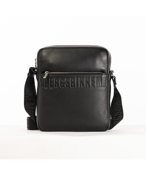 Die Herrenhandtasche von Bikkembergs ist ein praktisches und modernes Accessoire für alle, die einen funktionalen Stil suchen, ohne auf Eleganz zu verzichten. Gekennzeichnet durch ein minimalistisches Design und raffinierte Details, bietet sie Platz und Komfort für kleine Alltagsgegenstände. Die Bikkembergs-Tasche ist ideal für den dynamischen und detailverliebten Mann, der einen lässig-schicken Look mit einem Hauch von raffinierter Modernität vervollständigen möchte. Maße: 22 X 26 X 5 CM