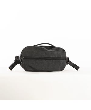 Die Herrenhandtasche von Bikkembergs ist ein praktisches und modernes Accessoire für alle, die einen funktionalen Stil suchen, ohne auf Eleganz zu verzichten. Gekennzeichnet durch ein minimalistisches Design und raffinierte Details, bietet sie Platz und Komfort für kleine Alltagsgegenstände. Die Bikkembergs-Tasche ist ideal für den dynamischen und detailverliebten Mann, der einen lässig-schicken Look mit einem Hauch von raffinierter Modernität vervollständigen möchte. Maße: 16 X 33 X 8 CM