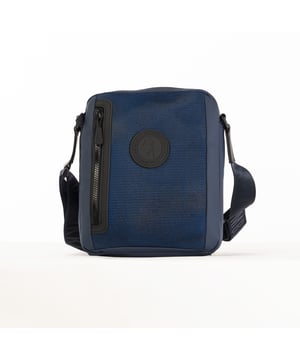 Die Herrenhandtasche von Bikkembergs ist ein praktisches und modernes Accessoire für alle, die einen funktionalen Stil suchen, ohne auf Eleganz zu verzichten. Gekennzeichnet durch ein minimalistisches Design und raffinierte Details, bietet sie Platz und Komfort für kleine Alltagsgegenstände. Die Bikkembergs-Tasche ist ideal für den dynamischen und detailverliebten Mann, der einen lässig-schicken Look mit einem Hauch von raffinierter Modernität vervollständigen möchte. Maße: 22 X 26 X 5 CM