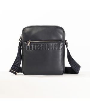 Die Herrenhandtasche von Bikkembergs ist ein praktisches und modernes Accessoire für alle, die einen funktionalen Stil suchen, ohne auf Eleganz zu verzichten. Gekennzeichnet durch ein minimalistisches Design und raffinierte Details, bietet sie Platz und Komfort für kleine Alltagsgegenstände. Die Bikkembergs-Tasche ist ideal für den dynamischen und detailverliebten Mann, der einen lässig-schicken Look mit einem Hauch von raffinierter Modernität vervollständigen möchte. Maße: 22 X 26 X 5 CM