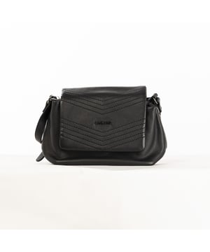 Die Damentaschen von Bikkembergs verbinden sportliche Eleganz und Funktionalität mit modernen Designs und markanten Details. Mit ihren minimalistischen Linien und vielseitigen Farben sind diese Taschen perfekt für jede Gelegenheit und bieten ein funktionelles und stilvolles Accessoire. Die Mischung aus kühner Ästhetik und Funktionalität macht jedes Stück einzigartig und bringt die dynamische Persönlichkeit der Marke zum Ausdruck. Maße: 22 X 15 X 10 CM