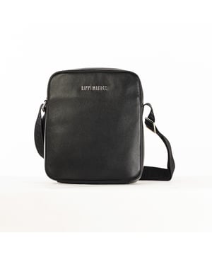 Die Herrenhandtasche von Bikkembergs ist ein praktisches und modernes Accessoire für alle, die einen funktionalen Stil suchen, ohne auf Eleganz zu verzichten. Gekennzeichnet durch ein minimalistisches Design und raffinierte Details, bietet sie Platz und Komfort für kleine Alltagsgegenstände. Die Bikkembergs-Tasche ist ideal für den dynamischen und detailverliebten Mann, der einen lässig-schicken Look mit einem Hauch von raffinierter Modernität vervollständigen möchte. Maße: 22 X 26 X 5,5 CM