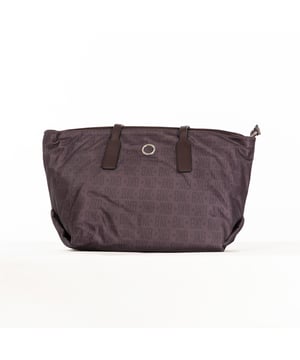 Die Damentaschen von Bikkembergs vereinen sportliche Eleganz und Funktionalität mit modernen Designs und markanten Details. Mit ihren minimalistischen Linien und vielseitigen Farben sind diese Taschen perfekt für jede Gelegenheit und bieten ein funktionelles und stilvolles Accessoire. Die Mischung aus kühner Ästhetik und Funktionalität macht jedes Stück einzigartig und bringt die dynamische Persönlichkeit der Marke zum Ausdruck. Maße: 40 X 26 X 20,5 CM