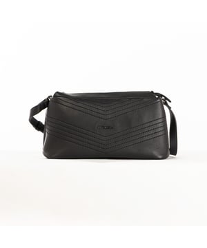 Die Damentaschen von Bikkembergs vereinen sportliche Eleganz und Funktionalität mit modernen Designs und markanten Details. Mit ihren minimalistischen Linien und vielseitigen Farben sind diese Taschen perfekt für jede Gelegenheit und bieten ein funktionelles und stilvolles Accessoire. Die Mischung aus kühner Ästhetik und Funktionalität macht jedes Stück einzigartig und bringt die dynamische Persönlichkeit der Marke zum Ausdruck. Maße: 27 X 14 X 10 CM