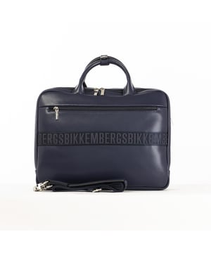 Die Bikkembergs Tasche ist ein Accessoire mit modernem und vielseitigem Design, ideal für alle, die einen urbanen und funktionalen Look suchen. Mit ihren klaren Linien und markanten Details ist sie perfekt für den dynamischen Mann, der nicht auf Stil und Zweckmäßigkeit verzichten möchte. Die Tasche vereint Eleganz und Komfort und ist damit ideal für jeden Tag. Maße: 39 X 28 X 11 CM