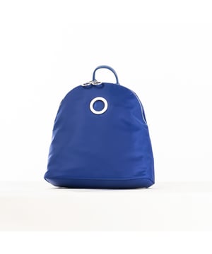 Die Damenrucksäcke von Bikkembergs sind der Inbegriff funktioneller, moderner Mode. Mit ihrem urbanen Design und unverwechselbaren Details bieten diese Rucksäcke Komfort und Stil in einem Accessoire. Perfekt für alle, die ein praktisches Produkt suchen, ohne auf eine moderne Ästhetik zu verzichten. Die Rucksäcke der Marke zeichnen sich durch klare Linien, vielseitige Farben und einen Hauch von Kühnheit aus, der die dynamische Philosophie von Bikkembergs widerspiegelt. Maße: 30 X 30 X 13 CM
