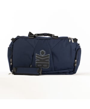 Die Bikkembergs Reisetasche ist ein geräumiges und robustes Accessoire für alle, die eine Mischung aus Sportlichkeit und Raffinesse lieben. Mit ihrem großzügigen Innenraum und den modernen Details ist sie perfekt für die Reise oder den Alltag geeignet und verbindet Funktionalität mit moderner Ästhetik. Maße: 48 X 29 X 20 CM