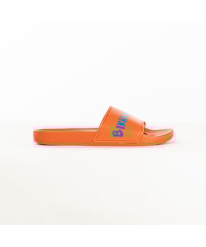 Mit den Bikkembergs Strand-Flip-Flops aus strapazierfähigem, flexiblem Material kommen Sie stilvoll und bequem durch den Sommer. Leicht, strapazierfähig und sportlich im Design, bieten sie optimalen Halt auf jedem Untergrund, perfekt für Strand, Pool und Freizeit. Das ikonische Logo verleiht ihnen einen unverwechselbaren Charakter. Entscheiden Sie sich für Praktikabilität, ohne auf die dynamische Eleganz von Bikkembergs zu verzichten!