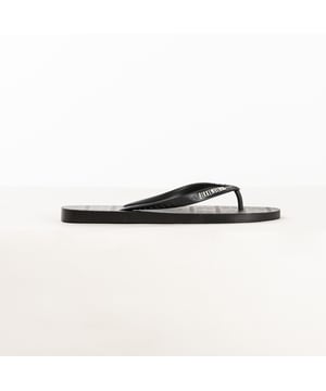 Mit den Bikkembergs Strand-Flip-Flops aus strapazierfähigem, flexiblem Material kommen Sie stilvoll und bequem durch den Sommer. Leicht, strapazierfähig und sportlich im Design, bieten sie optimalen Halt auf jedem Untergrund, perfekt für Strand, Pool und Freizeit. Das ikonische Logo verleiht ihnen einen unverwechselbaren Charakter. Entscheiden Sie sich für Praktikabilität, ohne auf die dynamische Eleganz von Bikkembergs zu verzichten!