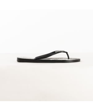 Ga de zomer stijlvol en comfortabel tegemoet met de strandslippers van duurzaam, flexibel materiaal van Bikkembergs. Ze zijn licht, duurzaam en hebben een sportief ontwerp en bieden optimale grip op elk oppervlak, perfect voor op het strand, in het zwembad en in de vrije tijd. Het iconische logo voegt een vleugje onmiskenbaar karakter toe. Kies voor praktisch zonder de dynamische elegantie van Bikkembergs op te geven!