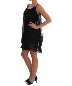 Merk: Dolce & Gabbana  
Model: Chemise lingerie jurk  
Kleur: Zwart  
Ritssluiting aan de achterkant  
Logo-details  
Gemaakt in Italië  
Materiaal: 36% Katoen 10% PA 50% Zijde 4% Viscose