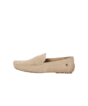 Heren Jensen Suede Loafer van het merk Jack & Jones. De schoen is gemaakt van hoogwaardig leer.  Merk: Jack & JonesModelnaam: Jensen Suede LoaferCategorie: heren schoenenMaterialen: suedeKleur: beige