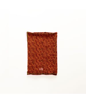 De multifunctionele hoofdband van SCUOLA NAUTICA ITALIANA is een veelzijdig en praktisch accessoire, ideaal voor wie houdt van een dynamische stijl. Hij is gemaakt van lichtgewicht en ademend materiaal en kan worden gebruikt als nekwarmer, bandana of hoofdband. Het ontwerp is geïnspireerd op de maritieme wereld en de zorgvuldige details maken het perfect om een casual en functionele look voor elke gelegenheid af te maken.