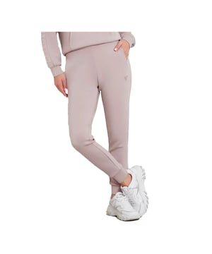 Jogging Guess Allie Scuba Femme Rosa Synthétique. Authentisches Kleidungsstück der Marke Guess - Streetwear/Sportswear-Design von Guess - Guess für Frauen, modisch und perfekt für den Alltag - Der rosa Jogging-Anzug von Guess lässt sich hervorragend mit dem Rest Ihrer Garderobe kombinieren - bequeme synthetische Material - klassisch - Allie Scuba -