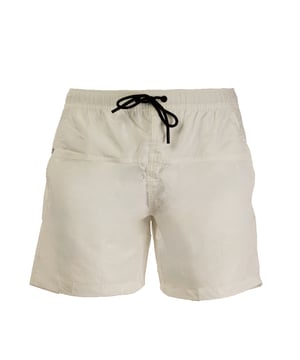 Vernieuw je zomergarderobe met het BIKKEMBERGS model Medium Boardshort. Gekenmerkt door een basispatroon biedt dit model een sobere en elegante looken elegante look, ideaal voor elke gelegenheid op het strand of bij het zwembad.