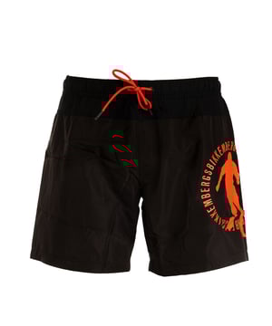 Entdecke den Sommer mit Stil mit dem Modell Medium Boardshort von BIKKEMBERGS. Dieses unverzichtbare Modell ist mit einer markanten Grafik des Markenlogos auf demrechten Bein und verleiht ihm einen unverwechselbaren Charakter. Das schlichte, aber elegante zweifarbige Muster macht diese Boardshort vielseitig und passend für jedeSommer geeignet. Sie ist aus hochwertigen Materialien gefertigt, die sowohl im als auch außerhalb des Wassers für Komfort und Haltbarkeit sorgen. Perfekt für den modernen Mann, der einen raffinierten Lookund sportlichen Look sucht.