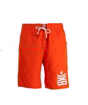 Eleganz und Dynamik treffen sich in den langen Boardshorts von BIKKEMBERGS, perfekt für Liebhaber eines lässigen, sportlichen Stils. Hergestellt aus hochwertigen Materialien,Die Boardshorts sind aus hochwertigen Materialien gefertigt und bieten Komfort und Strapazierfähigkeit, ideal für Strandaktivitäten und entspannte Momente. Die markante BIKKEMBERGS-Logo-Grafik auf demDie unverwechselbare BIKKEMBERGS-Logo-Grafik auf dem rechten Bein verleiht einen Hauch von Klasse und Wiedererkennbarkeit und macht dieses Kleidungsstück zu einem Muss für jeden Mann, der Funktionalität und Mode miteinander verbinden möchte.