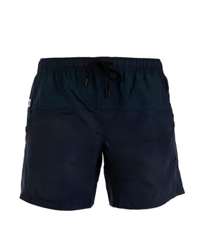 Vernieuw je zomergarderobe met het BIKKEMBERGS model Medium Boardshort. Gekenmerkt door een basispatroon biedt dit model een sobere en elegante looken elegante look, ideaal voor elke gelegenheid op het strand of bij het zwembad.