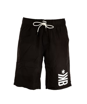 Eleganz und Dynamik treffen sich in den langen Boardshorts von BIKKEMBERGS, perfekt für Liebhaber eines lässigen, sportlichen Stils. Hergestellt aus hochwertigen Materialien,Die Boardshorts sind aus hochwertigen Materialien gefertigt und bieten Komfort und Strapazierfähigkeit, ideal für Strandaktivitäten und entspannte Momente. Die markante BIKKEMBERGS-Logo-Grafik auf demDie unverwechselbare BIKKEMBERGS-Logo-Grafik auf dem rechten Bein verleiht einen Hauch von Klasse und Wiedererkennbarkeit und macht dieses Kleidungsstück zu einem Muss für jeden Mann, der Funktionalität und Mode miteinander verbinden möchte.