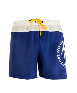 Entdecke den Sommer mit Stil mit dem Modell Medium Boardshort von BIKKEMBERGS. Dieses unverzichtbare Modell ist mit einer markanten Grafik des Markenlogos auf demrechten Bein und verleiht ihm einen unverwechselbaren Charakter. Das schlichte, aber elegante zweifarbige Muster macht diese Boardshort vielseitig und passend für jedeSommer geeignet. Sie ist aus hochwertigen Materialien gefertigt, die sowohl im als auch außerhalb des Wassers für Komfort und Haltbarkeit sorgen. Perfekt für den modernen Mann, der einen raffinierten Lookund sportlichen Look sucht.