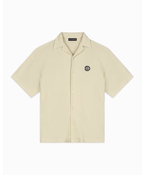 75% Polyester | 25% Baumwolle Locker sitzendWaffelgewebe Formeller Kragen Vorderer Knopfverschluss Monogramm-Patch auf der linken Brust Kann mit der Monogramm Waffel-Short kombiniert werden