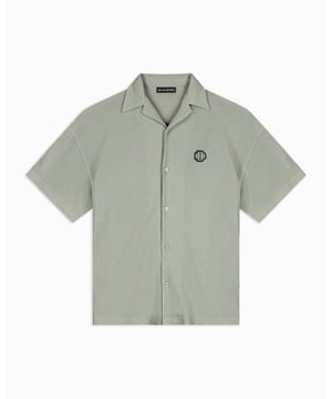 75% Polyester | 25% Katoen Relaxte pasvormWafelstof Formele kraag Voorzijde met knoopsluiting Monogram patch op de linkerborst Kan gecombineerd worden met de Monogram Waffle Short