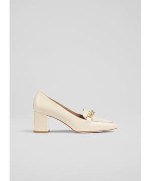 The distinguished Johanna loafers are crafted from crinkled patent leather in a versatile neutral tone. These closed courts feature chain snaffle detail, a chic square toe and a comfortable block heel, perfect for your workwear wardrobe. Pair them with tailored trousers or a sleek pencil skirt for an effortlessly polished look. Ideal for office settings and professional gatherings. Made in Spain.