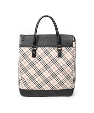 Burberry Bolsas Tall Zip Tote  Bolso bandolera en Marfil/Negro Lienzo y Plata hardware. El producto está en en Excelentes Condiciones (A).
  Dimensiones: 29x34x10 cm 
  Accesorios incluidos: 
    
  BrandCo Paris encuentra artículos raros y en las mejores condiciones a precios increíbles. ¡Vale la pena tener paciencia! Compra con confianza: todos los artículos de BrandCo Paris son seleccionados y autenticados cuidadosamente por nuestro equipo de expertos.
  Todos los artículos vienen con un certificado de autenticidad y un embalaje entregado por BrandCo Paris.
  Tabla de clasificación de la condición del artículo
  N (como nuevo)
  AA (perfecto estado)
  A (excelente estado)
  AB (muy buen estado)
  B (bueno/regular)