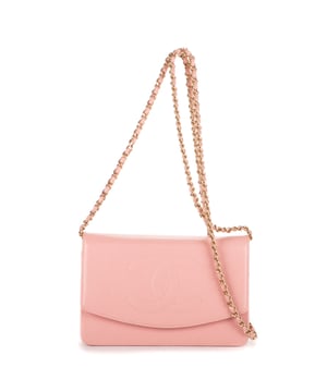 Chanel Bolsas Timeless Wallet On Chain  Bolso bandolera en Rosa Piel de becerro y Oro hardware. El producto está en en Perfectas Condiciones (AA).
  Dimensiones: 19x12x4 cm 
  Accesorios incluidos: Sticker, Dustbag, Box
    
  BrandCo Paris encuentra artículos raros y en las mejores condiciones a precios increíbles. ¡Vale la pena tener paciencia! Compra con confianza: todos los artículos de BrandCo Paris son seleccionados y autenticados cuidadosamente por nuestro equipo de expertos.
  Todos los artículos vienen con un certificado de autenticidad y un embalaje entregado por BrandCo Paris.
  Tabla de clasificación de la condición del artículo
  N (como nuevo)
  AA (perfecto estado)
  A (excelente estado)
  AB (muy buen estado)
  B (bueno/regular)