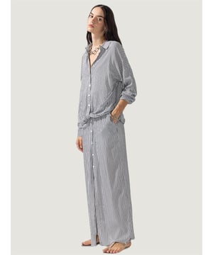 Kultiges Kleid mit Minifutter innen, Twist-Detail und langen Ärmeln.

Material: Aus Viskosestoff. Dank der Knöpfe an der Vorderseite des Kleides können Sie Ihr Bein- und Brustdekolleté nach Ihren Wünschen anpassen.

Maße des Models: Sie trägt Größe S, ist 177 cm groß und hat die Maße 82/61/89 cm.

Hinweis: Wir empfehlen Ihnen, die Größe entsprechend Ihrem Unterkörper zu wählen.
