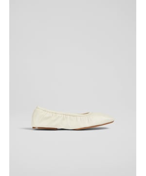 The charm of the Tayla folded balleri awaits you, a lovely ballet flat in a stylish ecru shade crafted from soft ppa leather using a special Sacchetto technique. Pair these flats effortlessly with your favourite jeans or a breezy summer dress for a touch of relaxed style.