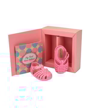 Make your baby's first steps into the world of extraordinary fashion unforgettable! The My First Mini Melissa Possession is 100% recyclable, has a PVC Full Plastic upper and structure, and features a nylon buckle. The classic and timeless design will have your little looking like a mini fashionista.