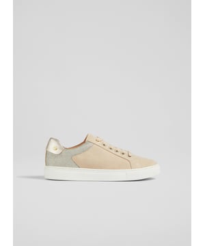 Lightly shine in the Signature classic stud trainers, where comfort meets style in every step. These casual flats feature a trench/gold colour scheme in luxurious kid suede with a textured finish, complemented by leather lining and a sleek round toe silhouette. Ideal for pairing with your favourite denim or adding a touch of elegance to a simple day dress.