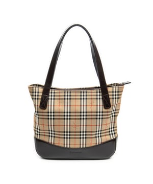 Burberry Bolsas Burberrys Bucket Zip Tote  Bolso bandolera en Beige/Marrón Oscuro/Negro Lienzo y Oro hardware. El producto está en en Excelentes Condiciones (A).
  Dimensiones: 25x23x7 cm 
  Accesorios incluidos: 
    
  BrandCo Paris encuentra artículos raros y en las mejores condiciones a precios increíbles. ¡Vale la pena tener paciencia! Compra con confianza: todos los artículos de BrandCo Paris son seleccionados y autenticados cuidadosamente por nuestro equipo de expertos.
  Todos los artículos vienen con un certificado de autenticidad y un embalaje entregado por BrandCo Paris.
  Tabla de clasificación de la condición del artículo
  N (como nuevo)
  AA (perfecto estado)
  A (excelente estado)
  AB (muy buen estado)
  B (bueno/regular)