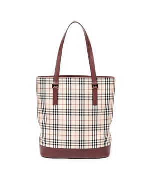 Burberry Bolsas Tall Bucket Tote  Bolso bandolera en Beige/Burdeos Lienzo y Oro hardware. El producto está en en Excelentes Condiciones (A).
  Dimensiones: 29x32x12 cm 
  Accesorios incluidos: 
    
  BrandCo Paris encuentra artículos raros y en las mejores condiciones a precios increíbles. ¡Vale la pena tener paciencia! Compra con confianza: todos los artículos de BrandCo Paris son seleccionados y autenticados cuidadosamente por nuestro equipo de expertos.
  Todos los artículos vienen con un certificado de autenticidad y un embalaje entregado por BrandCo Paris.
  Tabla de clasificación de la condición del artículo
  N (como nuevo)
  AA (perfecto estado)
  A (excelente estado)
  AB (muy buen estado)
  B (bueno/regular)