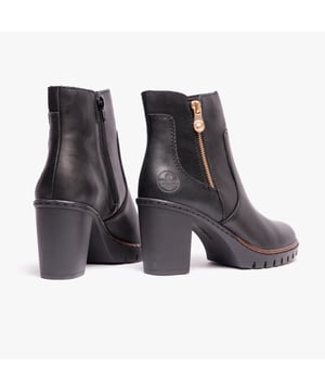 Rieker Rieker Y2557-00 Womens Leather Boots Black

 Upper Material: Leather

Lining Material: Faux Fur

Sole Material: RIRICON-sole

Closure/Fastening: Zip

Features: Warm Lining

Toe Shape: Round

Shoe Width: Relaxed

Item Weight: 1 KG

Heel Height: Medium (5-7.4cm)

Shoe Shaft Height: Ankle

Boot Style: Ankle Boots

Gift Boxed: No
Product Code: Y2557-00
