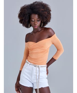 U-Boot-Ausschnitt, Dreiviertelärmel, flexibler und dünner Strick-Jersey-Körper. Dieser Stil mit rundem und leicht öffnendem Ausschnitt bietet ein passendes Basic-Stück für verschiedene Outfit-Kombinationen und kann mit High Heels oder Sneakers ergänzt werden, um einen stilvollen Stil zu kreieren, von der täglichen Kleidung bis hin zu besonderen Anlässen, Sie können ihn in besonderen Momenten oder bei Geschäftstreffen verwenden, wenn Sie Eleganz hervorheben möchten.

Material: Hergestellt aus Stoff mit 95 % Polyester und 5 % Elasthan.

Maße des Models: Sie trägt Größe S, ist 177 cm groß und hat die Maße 82/61/89 cm.