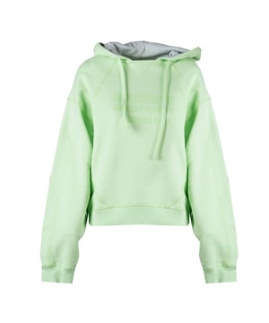 La sudadera con capucha es la elección perfecta para aquellos que valoran el confort y el estilo, y su diseño sencillo hace que combine con cualquier atuendo diario, añadiendo un toque de desenfado y libertad.

Las mangas y el bajo acabados en puño no solo le dan a la sudadera un aspecto moderno, sino que también proporcionan calor y comodidad adicionales, ajustándose perfectamente al cuerpo y protegiendo del frío.

En el frente y en la capucha, el estampado con el nombre de la marca es un detalle sutil, pero destacado, que resalta la singularidad de la sudadera, añadiéndole carácter y evidenciando su alta calidad.

Hecha de tela de alta calidad, la sudadera no solo es agradable al tacto, sino también duradera y resistente al desgaste, lo que significa que servirá durante muchas temporadas, manteniendo al mismo tiempo su impecable apariencia.