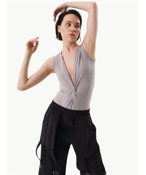 Dieses einzigartige Design mit flexiblem und gestricktem Stoff vereint Eleganz und Eleganz und legt dabei Wert auf Komfort und Funktionalität. Während es mit seinem ikonischen Design einen umwerfenden Effekt erzeugt, bietet es mit seinen benutzerfreundlichen Details eine perfekte Option für Ihre Kombinationen. Das gedrehte Frontdesign erzeugt einen Effekt, der den Körper umarmt und betont und so die Silhouette der Trägerin hervorhebt. Dank der unteren Druckknopfstruktur bietet es ein angenehmes Tragegefühl. Mit seinem ikonischen Stil ist es die perfekte Ergänzung zu jedem Outfit oder Accessoire. Als Kleidungsstück, das Sie sowohl im Alltag als auch zu besonderen Anlässen tragen können, ist es ein Kandidat, eines der unverzichtbaren Kleidungsstücke in Ihrer Garderobe zu werden.

Material: Hergestellt aus Stoff mit 95 % Polyester und 5 % Elasthan.

Maße des Models: Sie trägt Größe S, ist 177 cm groß und hat die Maße 80/60/89 cm.

Das Produkt ist eine Standardform.