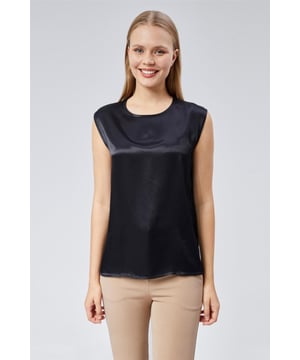 Die sorgfältig gestaltete Openwear-Kollektion von Homestore wurde entwickelt, um Ihren modernen und eleganten Stil bestmöglich zu unterstreichen. Unsere Produkte verbinden Raffinesse mit Komfort und bestehen aus hochwertigen Stoffen, die sich ideal für den Alltag oder besondere Anlässe eignen. Mit ihrer atmungsaktiven und leichten Struktur sind diese Designs für jede Jahreszeit geeignet und bieten vielseitige Styling-Möglichkeiten, wodurch sie zu einem unverzichtbaren Bestandteil Ihrer Garderobe werden.

Homestore verleiht der Modewelt mit seiner Liebe zum Detail und zeitlosen Designs eine einzigartige Note. Unsere Produkte sind mit eleganten Schnitten, modernen Linien und Langlebigkeit gefertigt, um den Stil jeder Frau perfekt zu ergänzen. Von klassisch bis modern bieten diese Stücke Komfort und Ästhetik in einem.