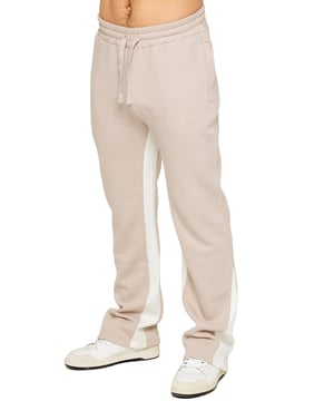 The Enzo Milano Men's Flared Joggers offer a perfect blend of comfort and style with a relaxed fit. Designed with an elasticated waistband and adjustable drawstring, they provide a customizable fit for maximum comfort. The joggers feature a contrast inner panel for a unique, stylish touch. With two side pockets for convenience and a sleek Enzo Milano rubber print on the leg, these joggers make a bold statement while staying practical.