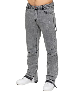 Los jeans Enzo Men's Split Hem combinan comodidad y estilo con un corte recto y ajuste holgado. Con un efecto desgastado, borde sin rematar y dobladillo abierto, ofrecen un look moderno y resistente. Detalles de pinzas en la rodilla y un diseño cut-and-sew en la parte trasera de la rodilla añaden un toque sutil de diseño.Con un diseño de 5 bolsillos, un detalle de presilla debajo del bolsillo trasero y dobladillo abierto, estos jeans son tanto elegantes como funcionales. Botones y remaches de marca, junto con una placa metálica Enzo Milano, completan el diseño, mientras que el cierre de cremallera garantiza un ajuste fácil. Diseñados para quienes aprecian la denim de tendencia con un toque urbano