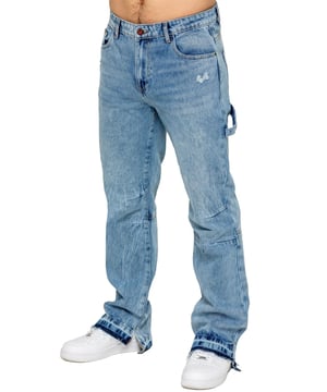 De Enzo Men's Split Hem Jeans combineren comfort en stijl met een rechte pijp en losse pasvorm. Met een versleten effect, ruwe rand en gesplitste zoom bieden ze een moderne, stoere look. Plooidetails bij de knie en een cut-and-sew ontwerp achter de knie voegen subtiele designelementen toe.Met een 5-pocket ontwerp, lusdetail onder de achterzak en open zoom zijn deze jeans zowel stijlvol als praktisch. Branded knopen, klinknagels en een Enzo Milano metalen badge maken de look compleet, terwijl de ritssluiting zorgt voor gemakkelijk dragen. Ontworpen voor degenen die trendgerichte denim met een urban twist waarderen