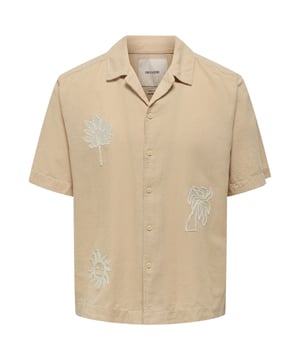 Dit zomerse herenoverhemd van Only & Sons combineert een casual stijl met verfijnde details. Het subtiele borduursel geeft het ontwerp een speciale touch, terwijl de resortkraag en losse pasvorm zorgen voor een ontspannen look. Met zijn korte mouwen en hoogwaardige, lichtgewicht materiaal is het de perfecte metgezel voor warme dagen - of het nu op het strand, in de stad of op een zomerfeest is. Een must-have voor iedereen die mode en comfort in stijl wil combineren!