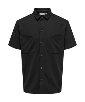Dit stijlvolle herenoverhemd van Only & Sons combineert casual elegantie met functionele details. De klassieke polokraag geeft de look een sportief tintje, terwijl de twee borstzakken voor een moderne touch zorgen. Met zijn normale pasvorm en hoogwaardige, lichtgewicht materiaal is het de ideale metgezel voor warme zomerdagen. Voor een ontspannen wandeling door de stad of een zomers evenement - dit shirt met korte mouwen biedt maximaal comfort en tijdloze stijl.