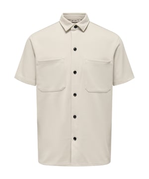 Dit stijlvolle herenoverhemd van Only & Sons combineert casual elegantie met functionele details. De klassieke polokraag geeft de look een sportief tintje, terwijl de twee borstzakken voor een moderne touch zorgen. Met zijn normale pasvorm en hoogwaardige, lichtgewicht materiaal is het de ideale metgezel voor warme zomerdagen. Voor een ontspannen wandeling door de stad of een zomers evenement - dit shirt met korte mouwen biedt maximaal comfort en tijdloze stijl.