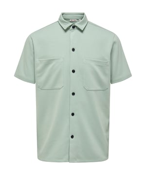 Dit stijlvolle herenoverhemd van Only & Sons combineert casual elegantie met functionele details. De klassieke polokraag geeft de look een sportief tintje, terwijl de twee borstzakken voor een moderne touch zorgen. Met zijn normale pasvorm en hoogwaardige, lichtgewicht materiaal is het de ideale metgezel voor warme zomerdagen. Voor een ontspannen wandeling door de stad of een zomers evenement - dit shirt met korte mouwen biedt maximaal comfort en tijdloze stijl.