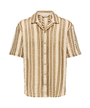 Dieses stilvolle Herren-Hemd von Only & Sons vereint sommerliche Leichtigkeit mit modischer Raffinesse. Die gehäkelte Struktur verleiht dem Design eine besondere Note, während das Streifenmuster für einen frischen, zeitlosen Look sorgt. Der Resort-Kragen unterstreicht die entspannte Eleganz und macht das Hemd zum perfekten Begleiter für warme Tage. Die durchgehende Knopfleiste ermöglicht vielseitiges Styling, während der normal geschnittene Fit und die hochwertigen Materialien für maximalen Komfort sorgen. Ein Must-have für stilbewusste Männer!
