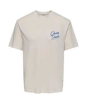 Das T-Shirt von Only & Sons für Herren ist der perfekte Mix aus lässigem Stil und hohem Komfort. Mit seinem lockeren Schnitt und dem Rundhalsausschnitt bietet es eine bequeme Passform, die den ganzen Tag über angenehm zu tragen ist. Der große Backprint sorgt für einen auffälligen Look, während die kurzärmlige Ausführung ideal für warme Tage oder das Layering an kühleren Tagen ist. Aus hochwertigen Materialien gefertigt, garantiert es nicht nur Stil, sondern auch langanhaltenden Tragekomfort.